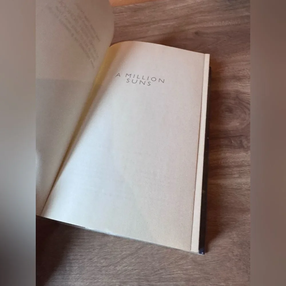 A Million Suns by Beth Revis (2012, Hardcover) (ex-library)